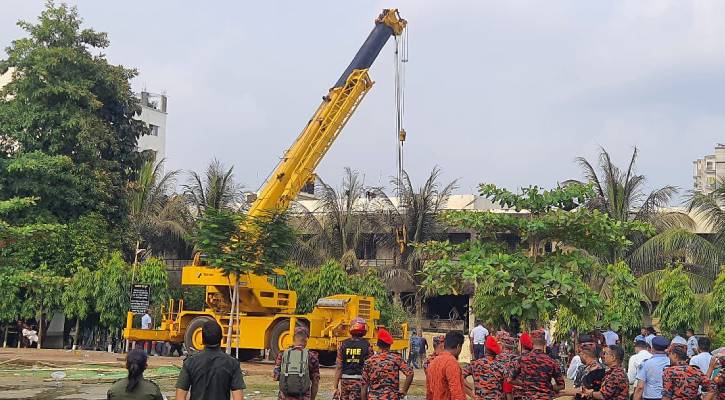 শিশুদের ক্লাস চলাকালে ভেঙে পড়ে বিমানটি